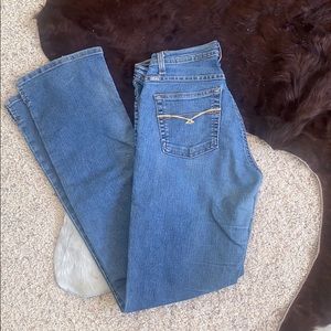 Cruel Girl Relaxed riding Jean